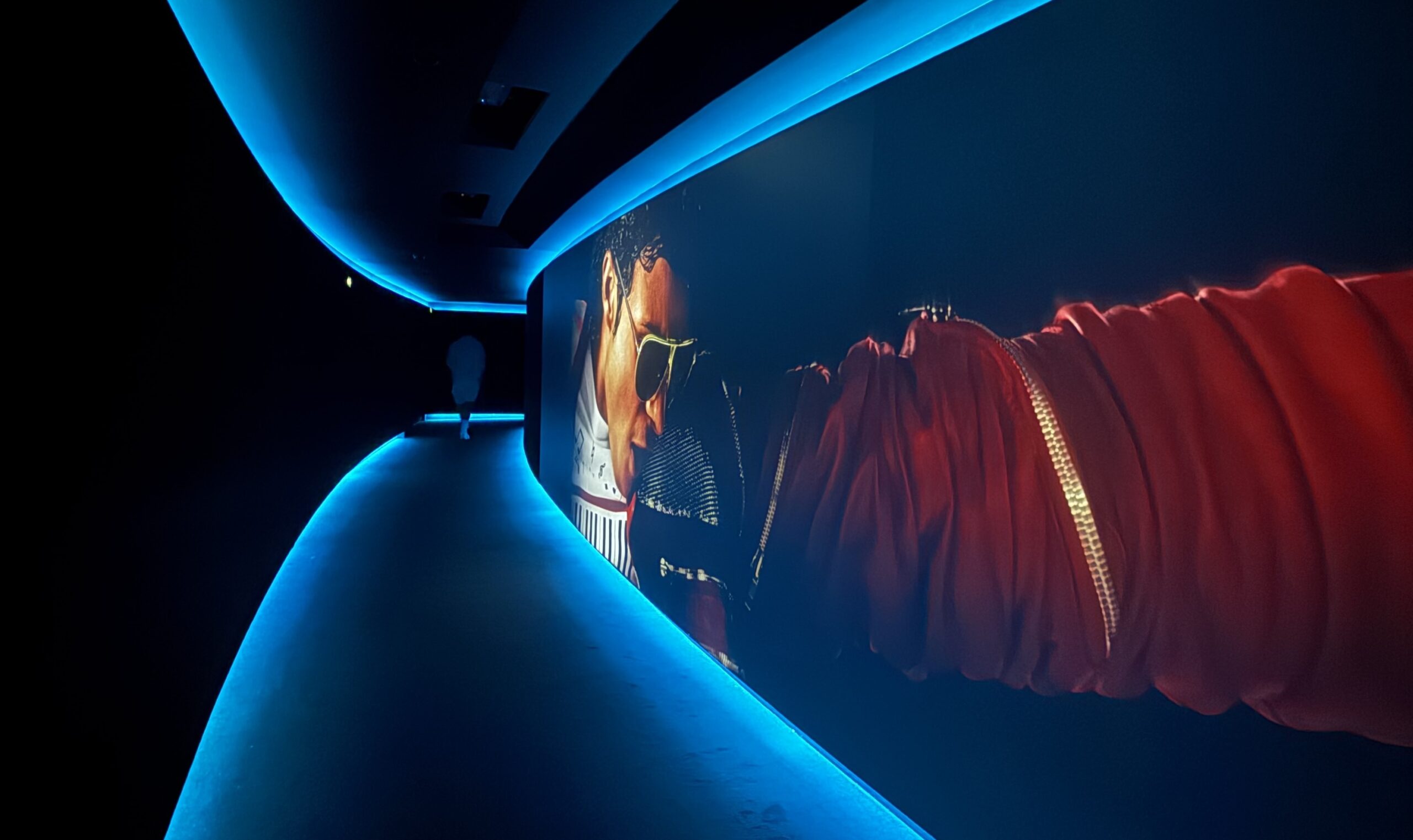 Tunel, menant au cinéma avec le film Michael sur le mur